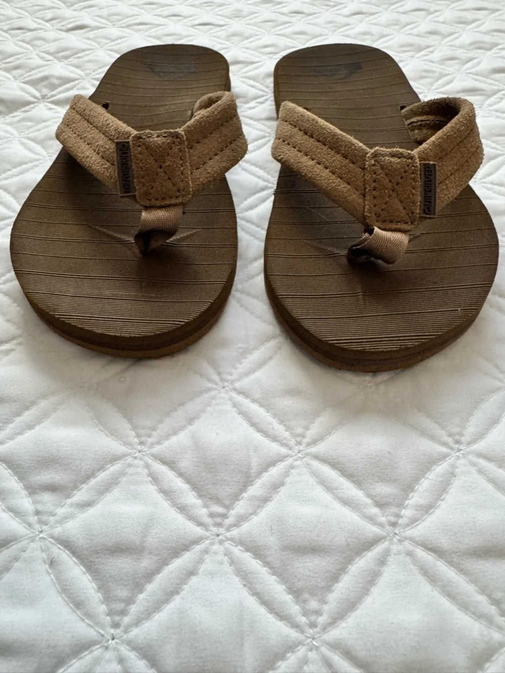 NWOT Quiksilver Carver Suede Core Tan Brown Youth Flip Flop Sandals Size 5